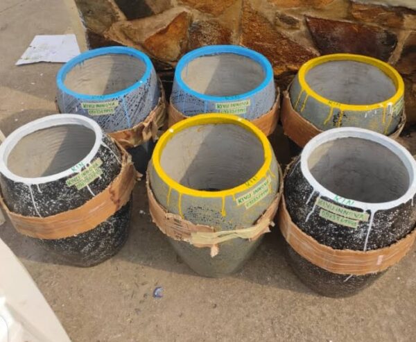 Moyen format - Pots Décoratifs Uniques, Faits Main Petit - Kivu Innova (Bukavu)
